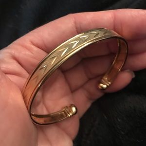Bangle bracelet